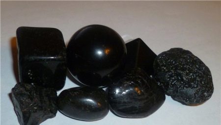 Ònix negre: propietats de pedra, aplicació, selecció i cura