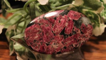 Eudialyte: types, properties, to whom it suits?