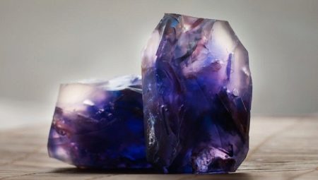 Fialové a fialové kamene: typy, použitie a pre koho sú vhodné?