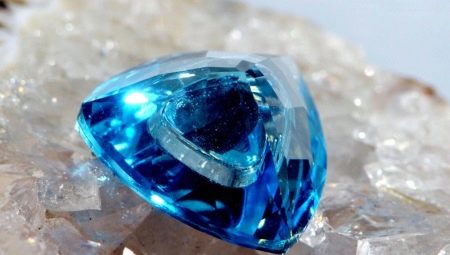 Plavi topaz: vrste kamena, svojstva i upotrebe