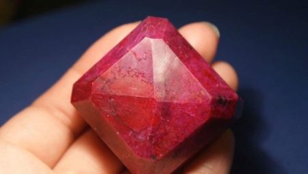 Ruby nhân tạo: nó là gì và làm thế nào để phân biệt với đá tự nhiên?