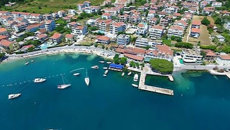 Condições do tempo e características de férias em Djenovici em Montenegro