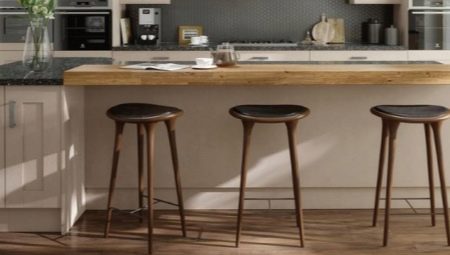 Barové stoličky do kuchyně: vybrané typy a jemnosti