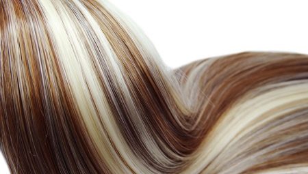 أقفال بيضاء على الشعر الداكن: لمن تناسبها وما هي تقنيات الصباغة؟