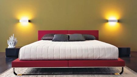 Đèn treo tường trong phòng ngủ trên giường: tầm nhìn và vị trí