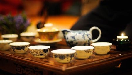 Vaisselle à thé: qu'est-ce que c'est et quels articles sont inclus dans l'ensemble?