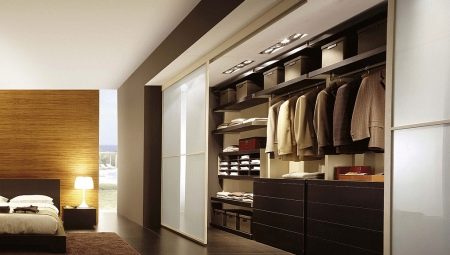 Garderobe til soveværelset: hvordan man vælger og arrangerer?