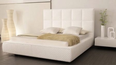 Idéer för att dekorera ett sovrum med en vit säng