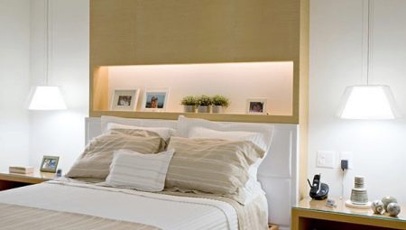 Ötletek a hálószobában az ágy feletti polcok gyönyörű kialakításához