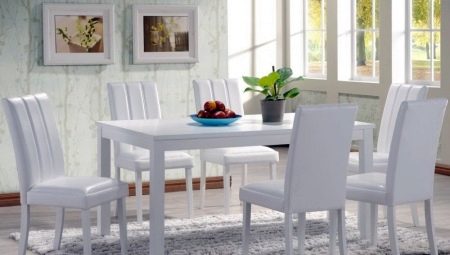 Употреба белих кухињских столова у унутрашњости кухиње