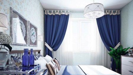 Použití modré a modré záclony v interiéru ložnice