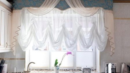 Short curtains in the kitchen: types, color variations and recommendations for choosing