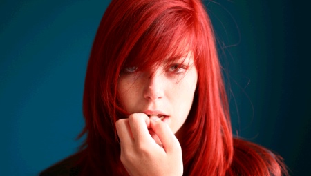 Raudona-raudona plaukų spalva: kas tinka ir kaip dažyti garbanas?