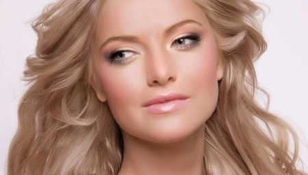 Kremowy blond: cechy koloru i subtelności zabarwienia