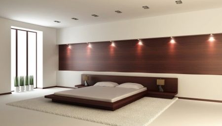 Laminat im Schlafzimmer an der Wand: Dekorationsmöglichkeiten im Innenraum