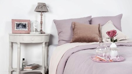 طاولات جانبية لغرفة النوم: أصناف ونصائح للاختيار