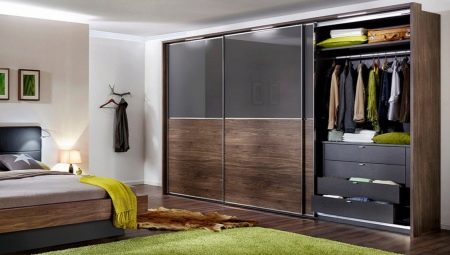 Συρόμενες ντουλάπες σε κρεβατοκάμαρα: ποικιλίες, συμβουλές επιλογής και εγκατάστασης