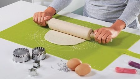 Szilikon szőnyegek a tészta gördítéséhez: méretek és választás