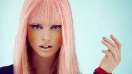 Vaaleanpunaiset hiukset: värjäysvaihtoehdot ja -säännöt