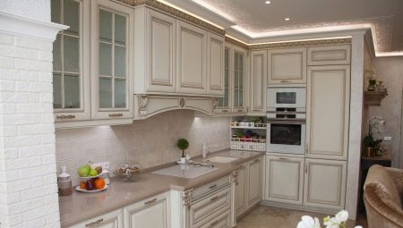 Bucătărie albă cu patină: caracteristici de design și exemple frumoase