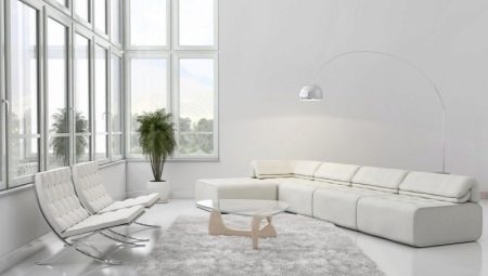 Baltas mēbeles viesistabas interjerā