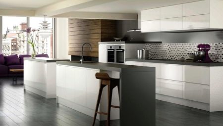 Nhà bếp màu trắng bóng: tính năng và sử dụng trong nội thất