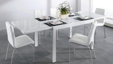 Бели кухненски столове
