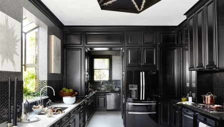 Cocina negra: una elección de auriculares, una combinación de colores y diseño de interiores.
