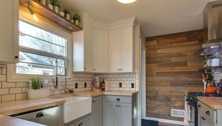 Virtuvės spalvos su mediniu stalviršiu