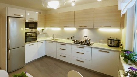 Design und Layout einer Eckküche mit Kühlschrank