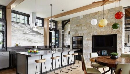 Interiørdesign og layout af køkken-spisestuen i et privat hus