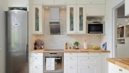 Virtuvės dizainas 9 kvadratiniai metrai su šaldytuvu