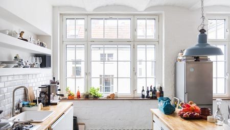 Virtuves ar logu dizains: noderīgi padomi un interesanti piemēri