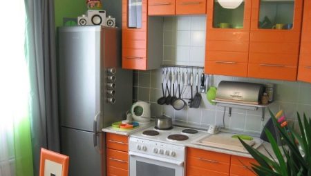Ontwerp van een kleine keuken van 5 m2. m met een koelkast