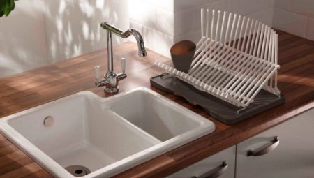أحواض مطلية بالمطبخ: إيجابيات وسلبيات ، نصائح للاختيار والصيانة