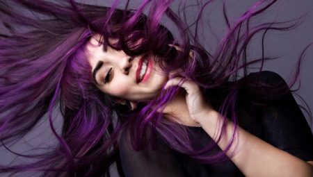 Șuvițe purpurii pe părul închis la culoare: alegerea nuanței și a subtilității de colorare