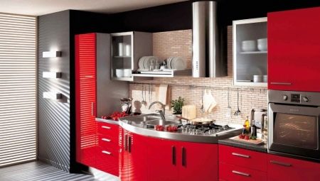 Kuhinjski interijer u crvenoj i crnoj boji