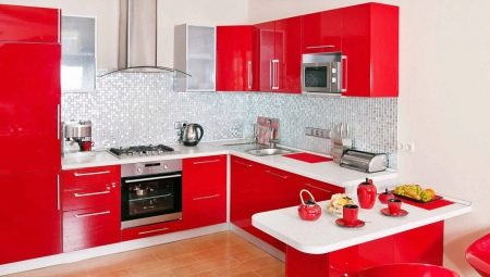 Rote Küchen: Die Wahl eines Headsets und einer Kombination von Farben in der Innenausstattung