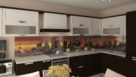Beyaz üstü ve karanlık tabanı olan mutfaklar: tasarım seçenekleri ve örnekler