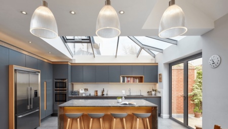 Kuchyně ke stropu: typy a použití v interiéru