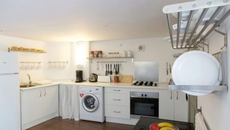 Køkken med vaskemaskine: fordele og ulemper, indkvartering