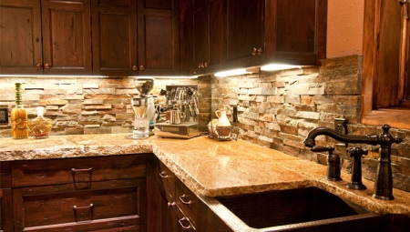 Apron dapur yang diperbuat daripada batu: jenis dan kriteria pemilihan