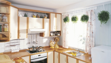 Virtuvė su langu viduryje: virtuvės tipai ir pasirinkimai
