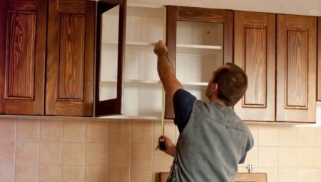 A que altura os armários de cozinha precisam ser pendurados?