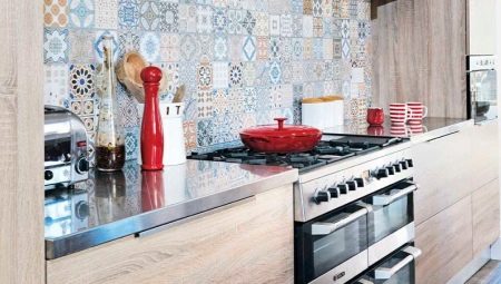 Descripción general de los azulejos de Kerama Marazzi en un delantal en la cocina