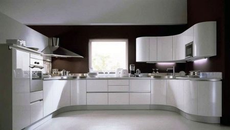 U berbentuk dapur: susun atur, saiz dan reka bentuk