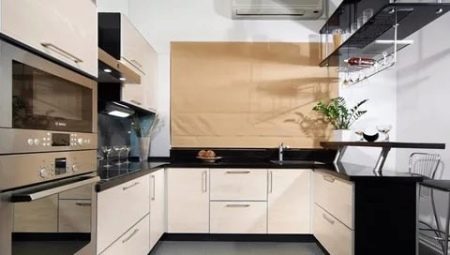Κουζίνες σε σχήμα U με παράθυρο: χαρακτηριστικά και διατάξεις