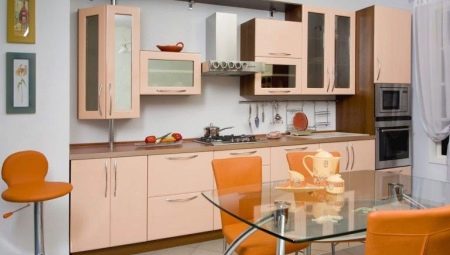Broskvové kuchyně: designové prvky, barevné kombinace a příklady