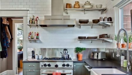 Prateleiras na cozinha em vez de armários: características e critérios de seleção