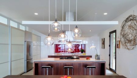 Plafondverlichting in de keuken: variëteiten en tips om te kiezen
